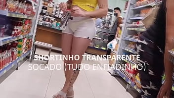 Esposa puta no mercado com um shorts curto rachando a bucetinha, filmada pelo marido corno.